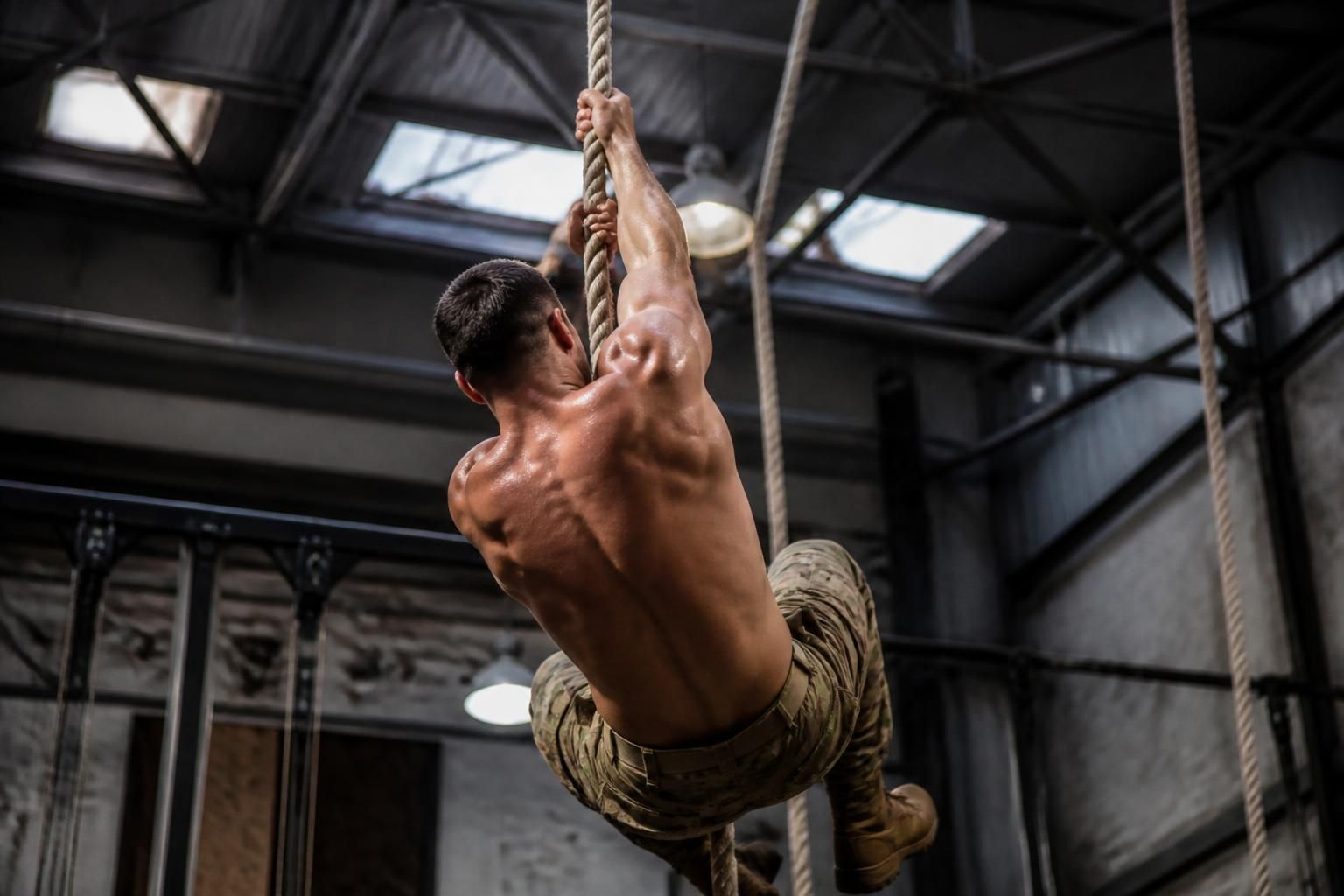 découvrez les bienfaits méconnus de la corde d'escalade pour la musculation, un exercice complet souvent ignoré dans les salles de sport pour renforcer force et endurance.