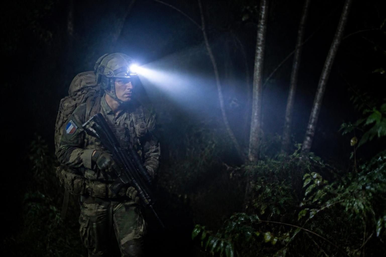 découvrez les critères essentiels pour choisir la lampe frontale tactique idéale, alliant performance, autonomie et confort d'utilisation. découvrez les critères essentiels pour choisir la lampe frontale tactique idéale, alliant performance, autonomie et confort d'utilisation.